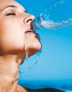 El riñón se adapta mejor a consumir demasiada agua que poca