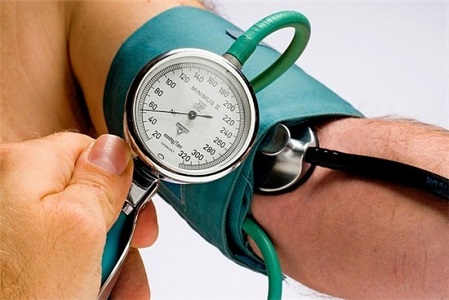 ¿Qué riesgos tiene la hipertensión arterial en el paciente anciano?