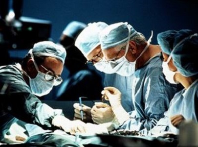 Médicos del Hospital Peset extirpan el riñón de una enferma por la vagina