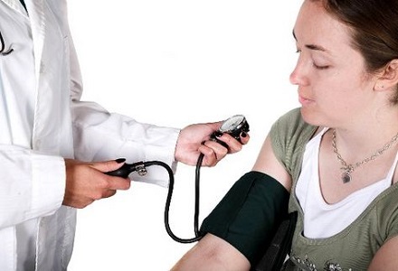 ¿Qué puedo hacer para ayudar a controlar mi presión arterial?