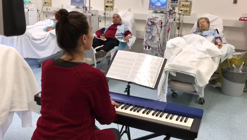 Música para la salud visita la sala de hemodiálisis en Nuestro servicio