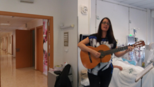Música para la salud visita la sala de hemodiálisis en nuestro servicio